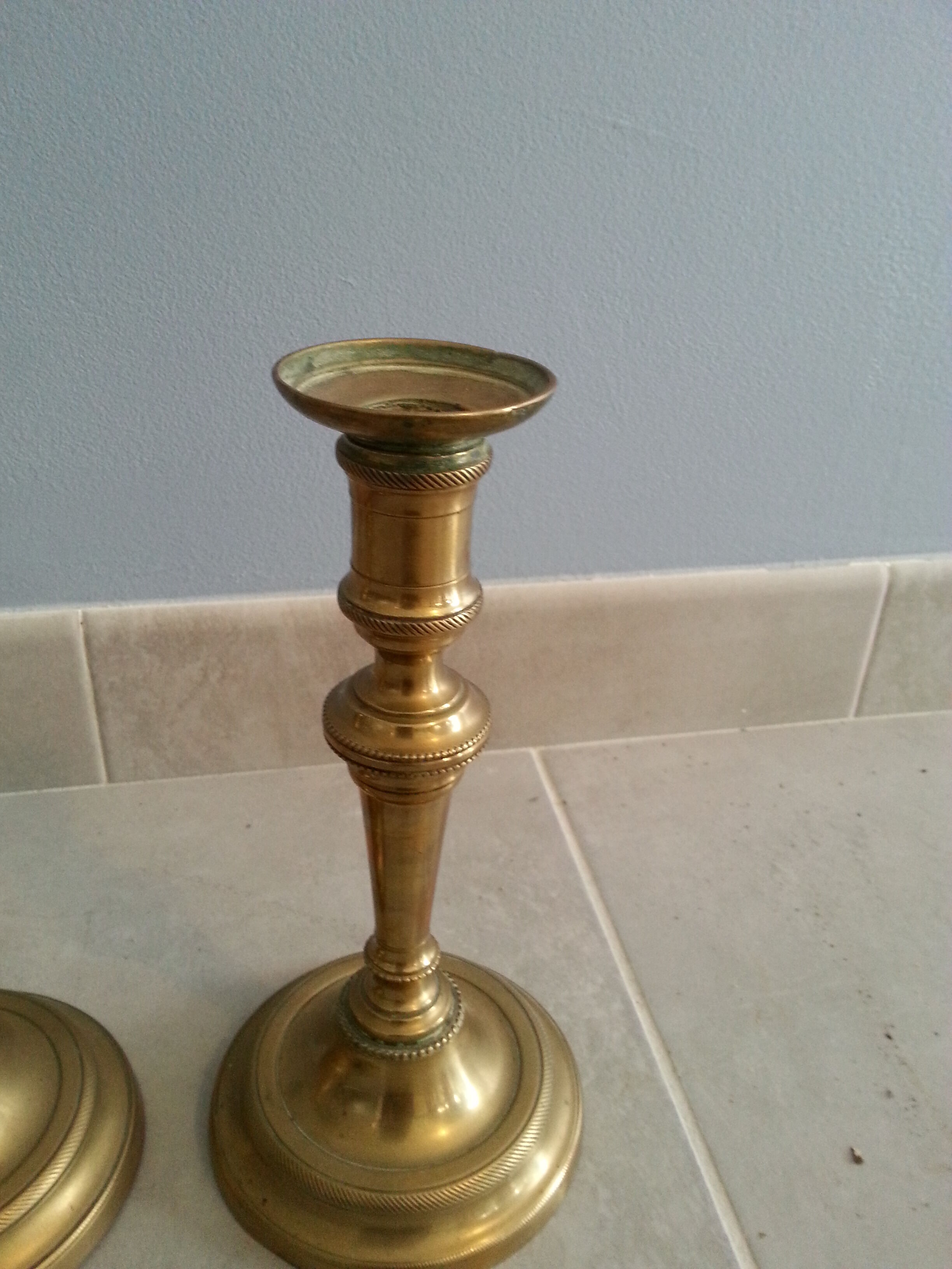 Paire de chandeliers en laiton