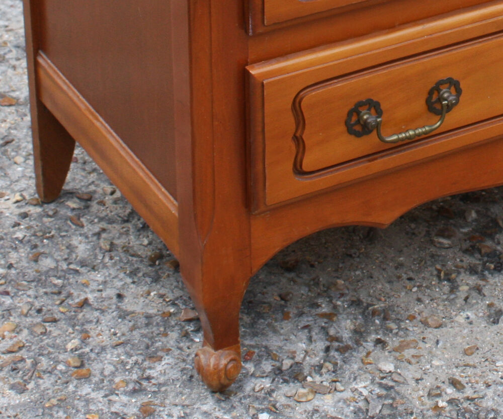Commode vintage, octobre 1975, bois massif