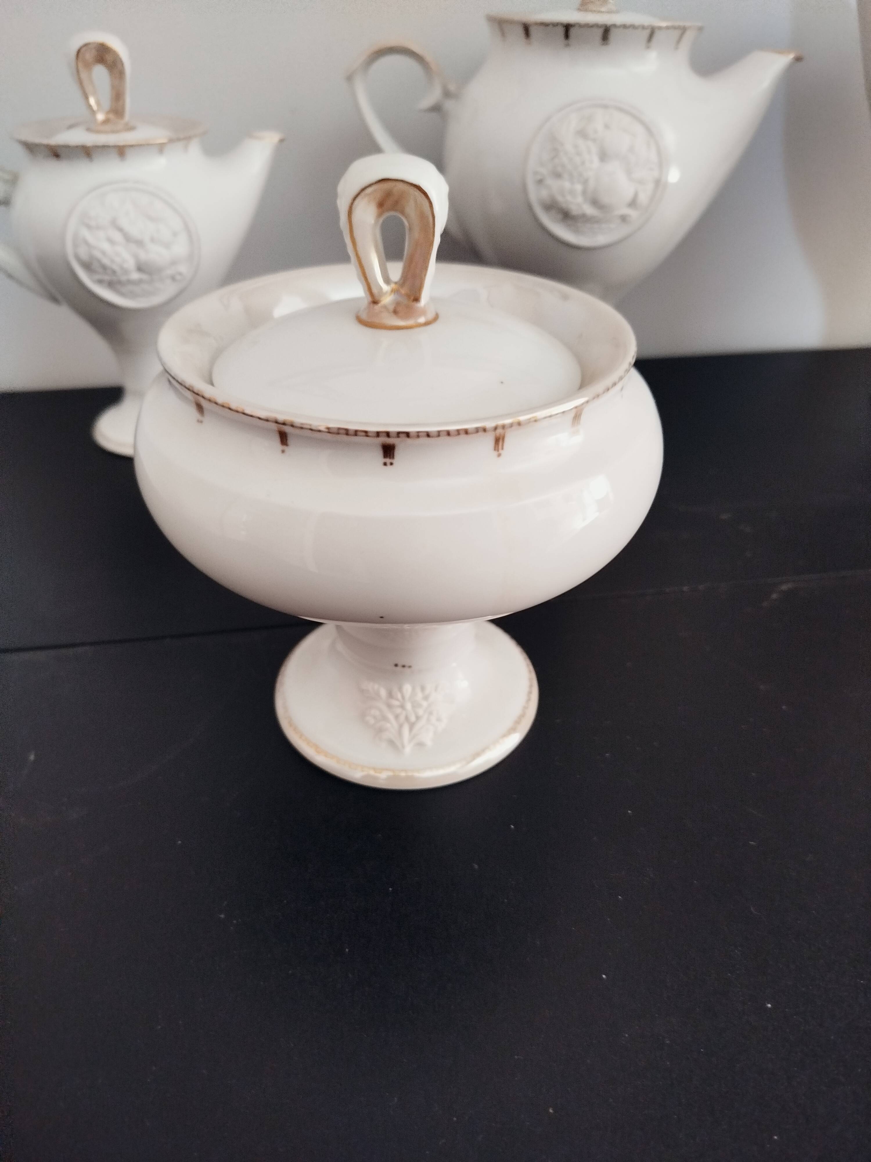 Service en porcelaine d’art relief 16 pièces signé DR – 1991 design studio