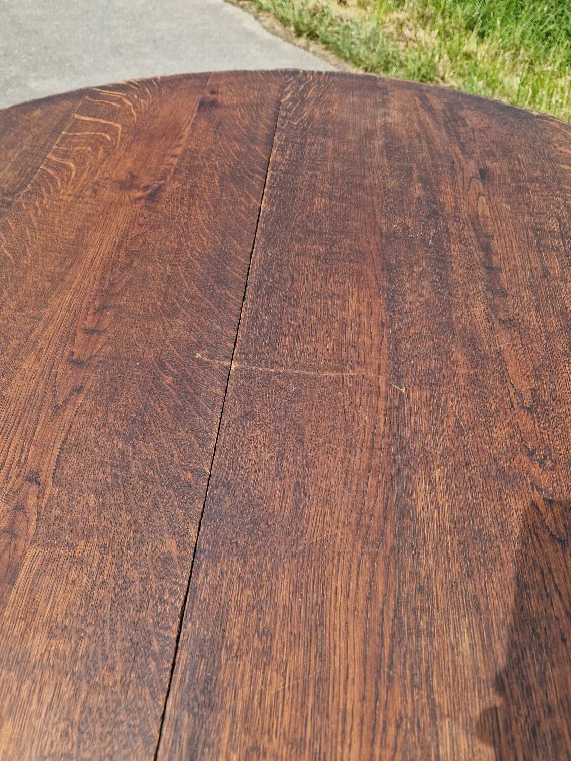 Henri II round table with lion's paw in solid oak