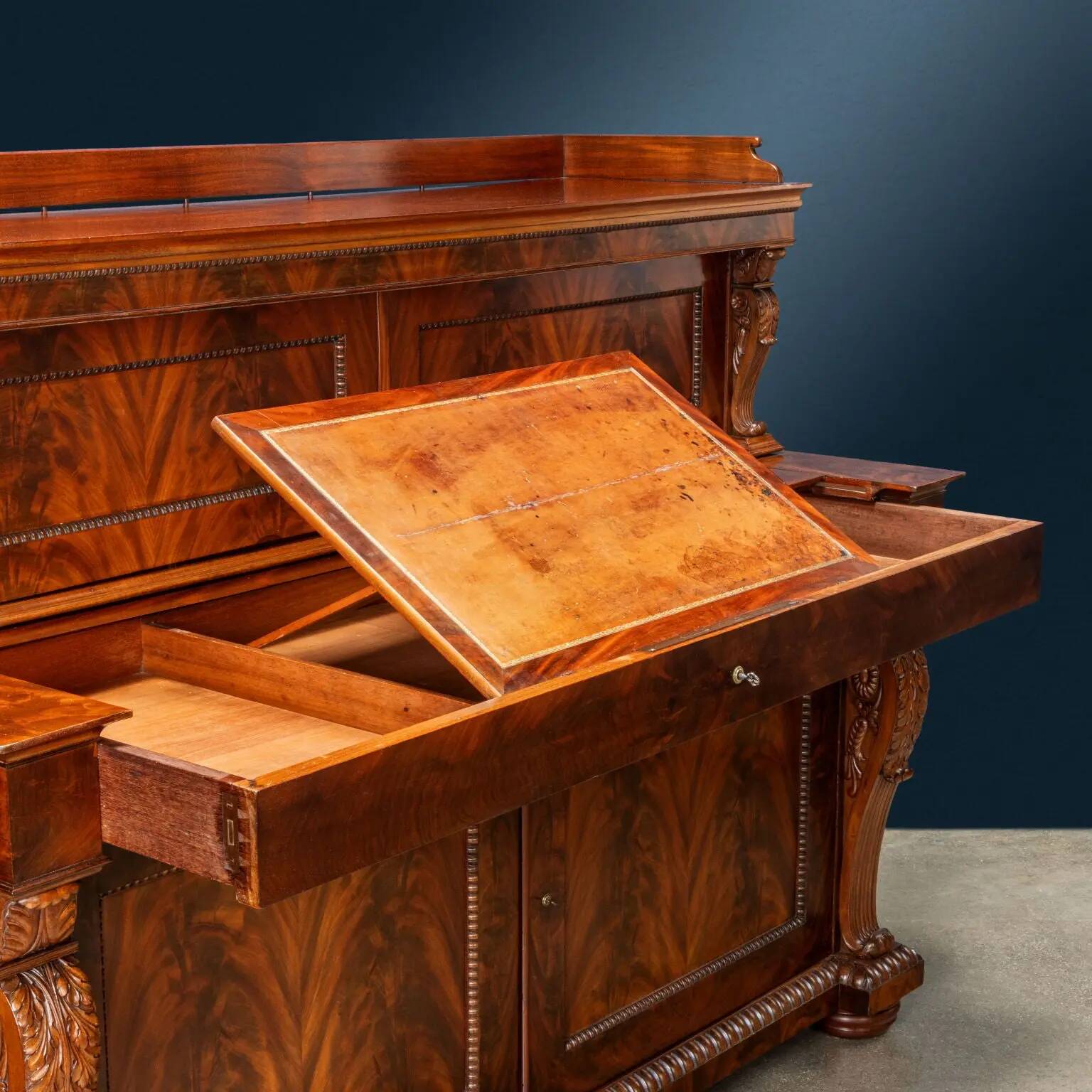 Writing desk in mahogany, Italy, 19th century
