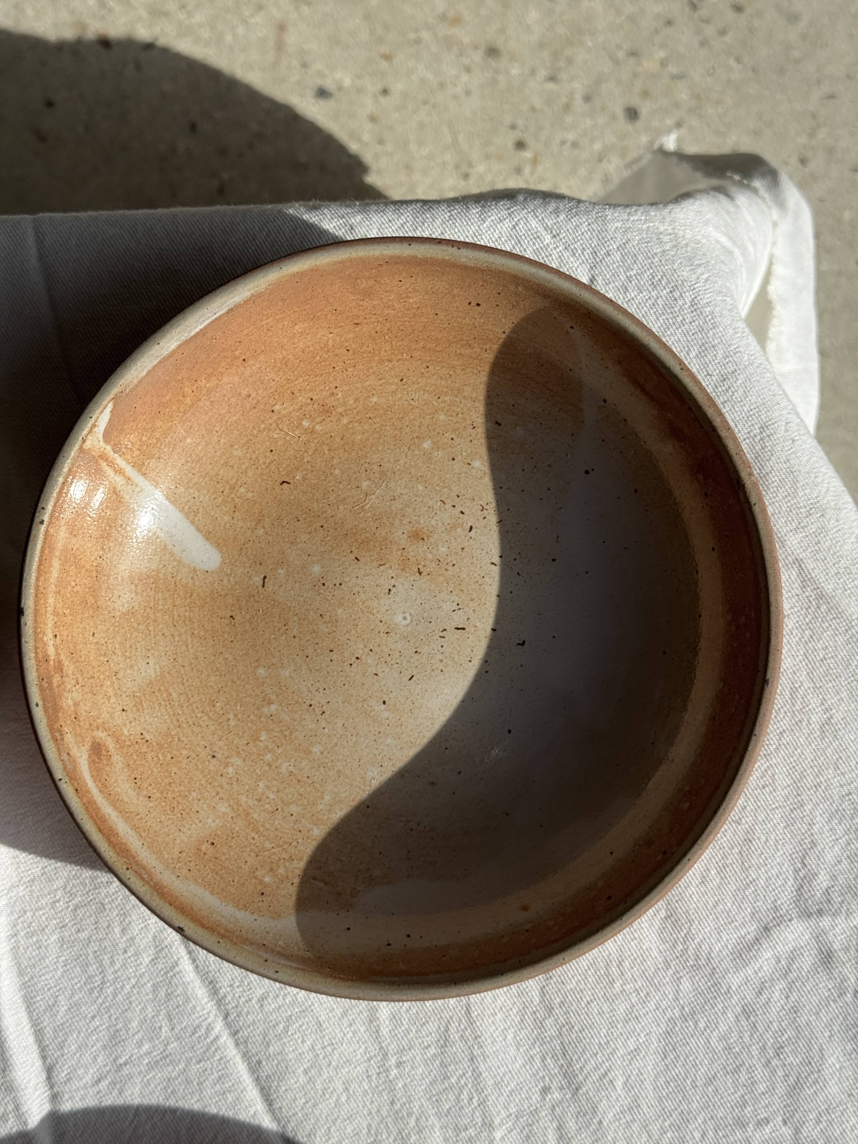 11 assiettes creuses artisanales vintage en grès mat