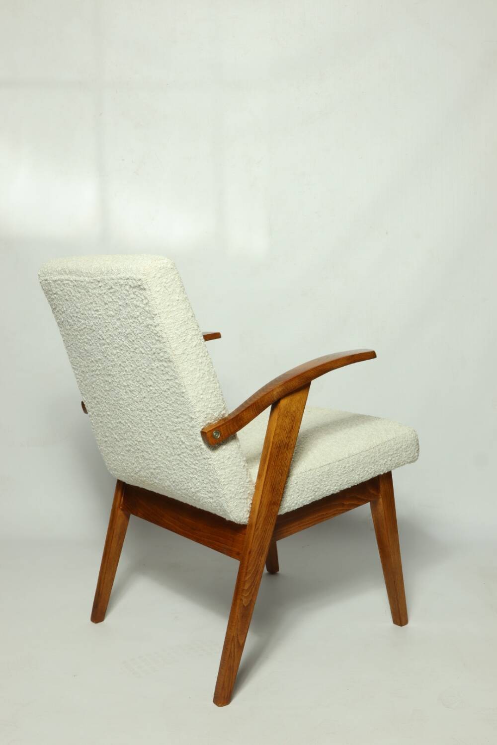 Fauteuil en bois et tissu bouclette beige clair restauré, design Puchala 1970