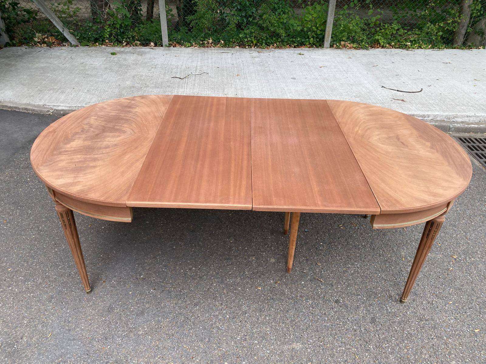 Table à manger ronde extensible Louis XVI décapée en acajou massif et laito