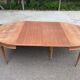 Table à manger ronde extensible Louis XVI décapée en acajou massif et laito