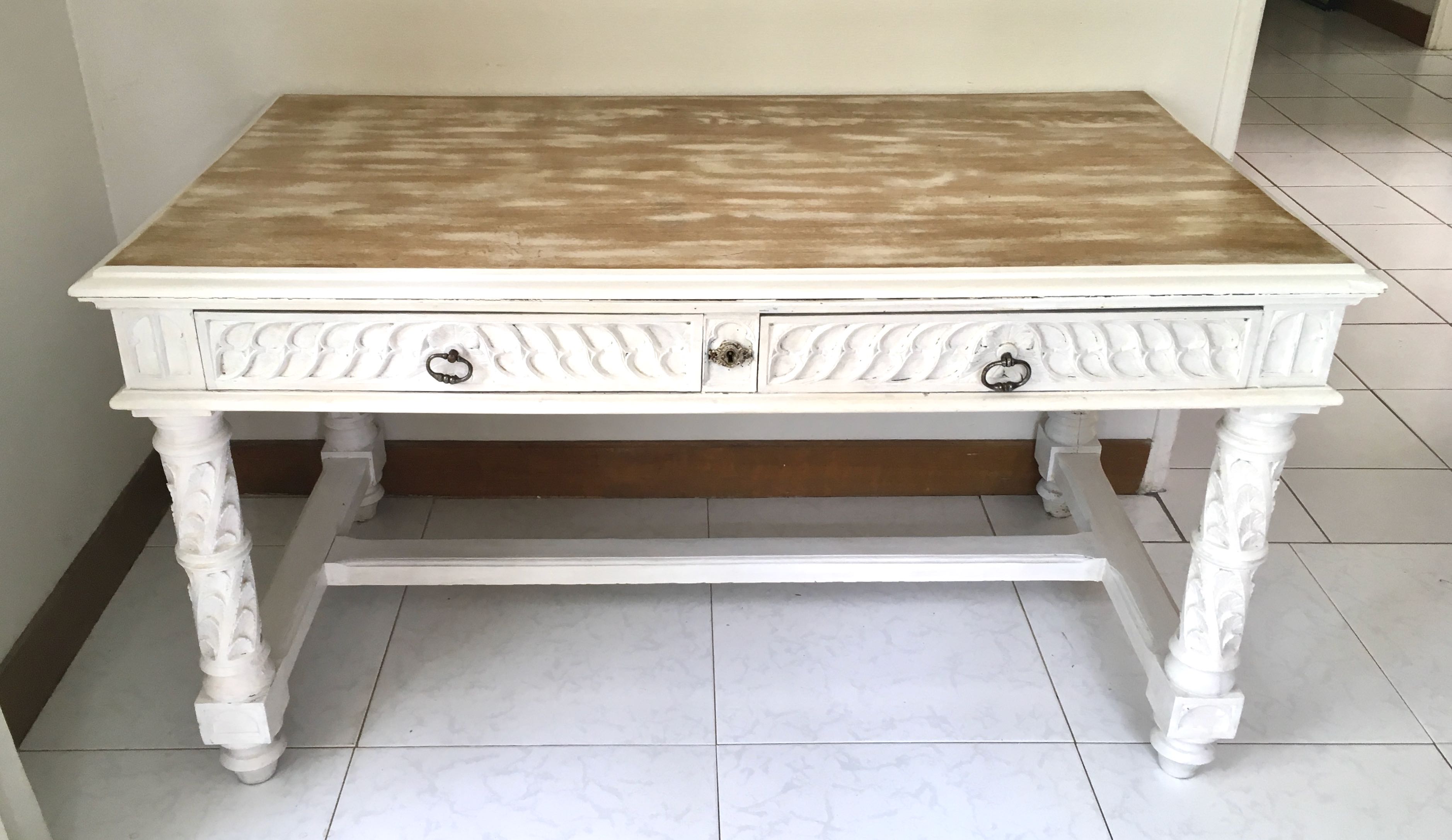 Bureau ancien en chêne sculpté et cérusé