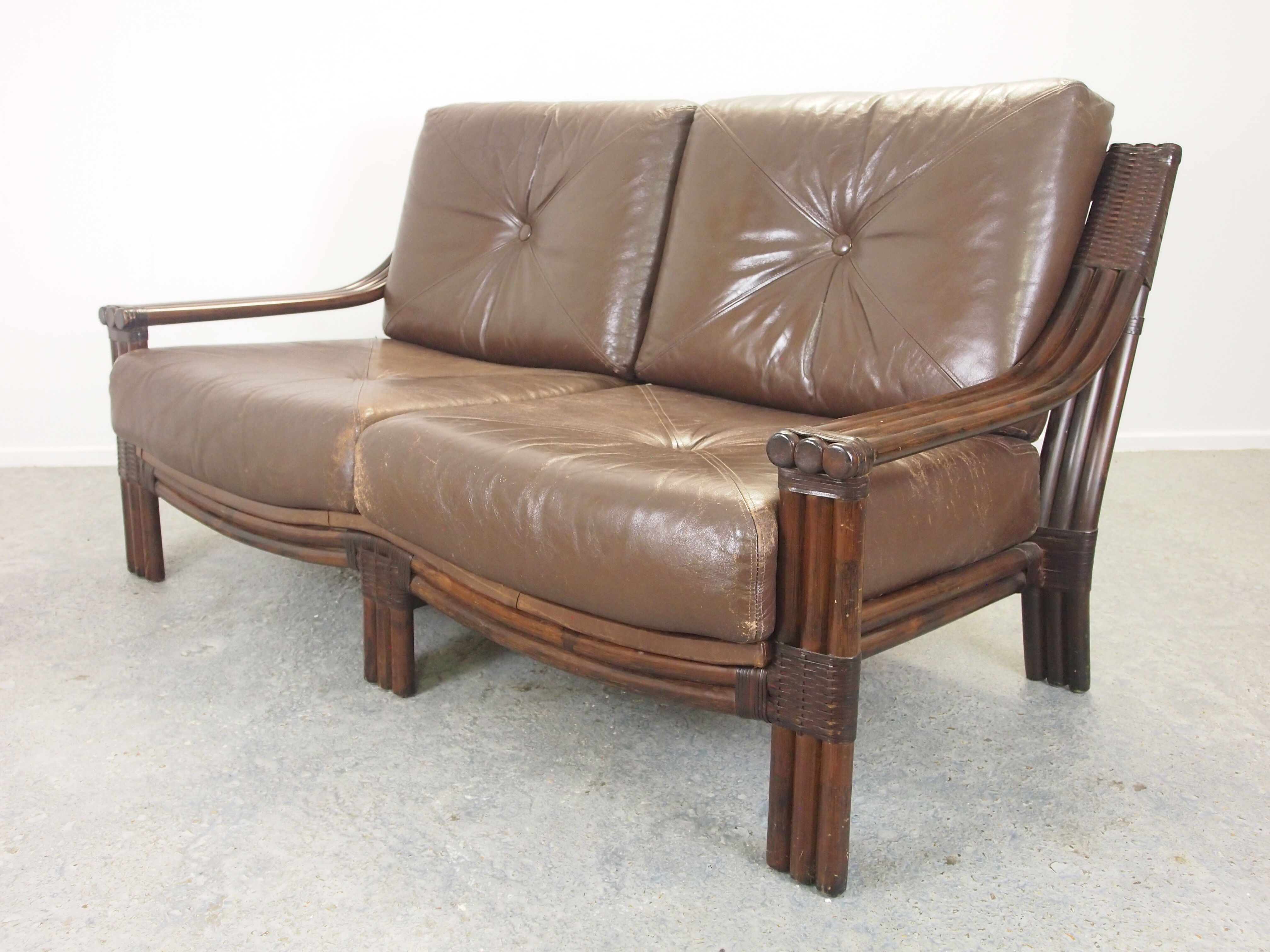 Canapé boho 2 places vintage du milieu du siècle avec coussins en cuir