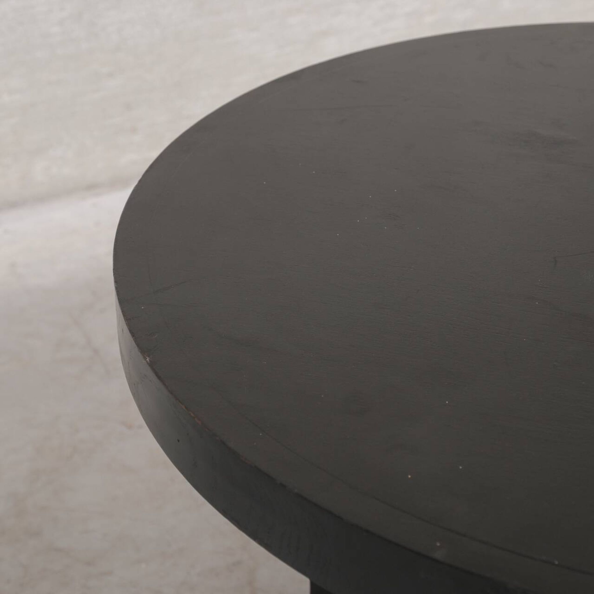 Table d'appoint ou table basse à étagères de style déco français du milieu du siècle.