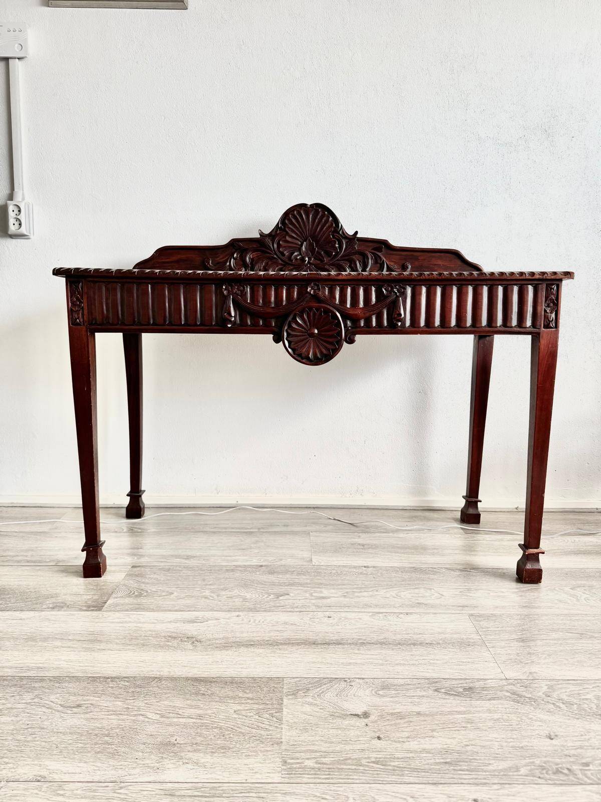 Table d'appoint de style édouardien finement sculptée