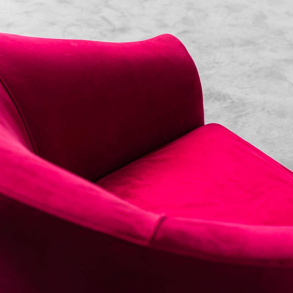 Paire de fauteuils modernistes en velours violet des années 1970