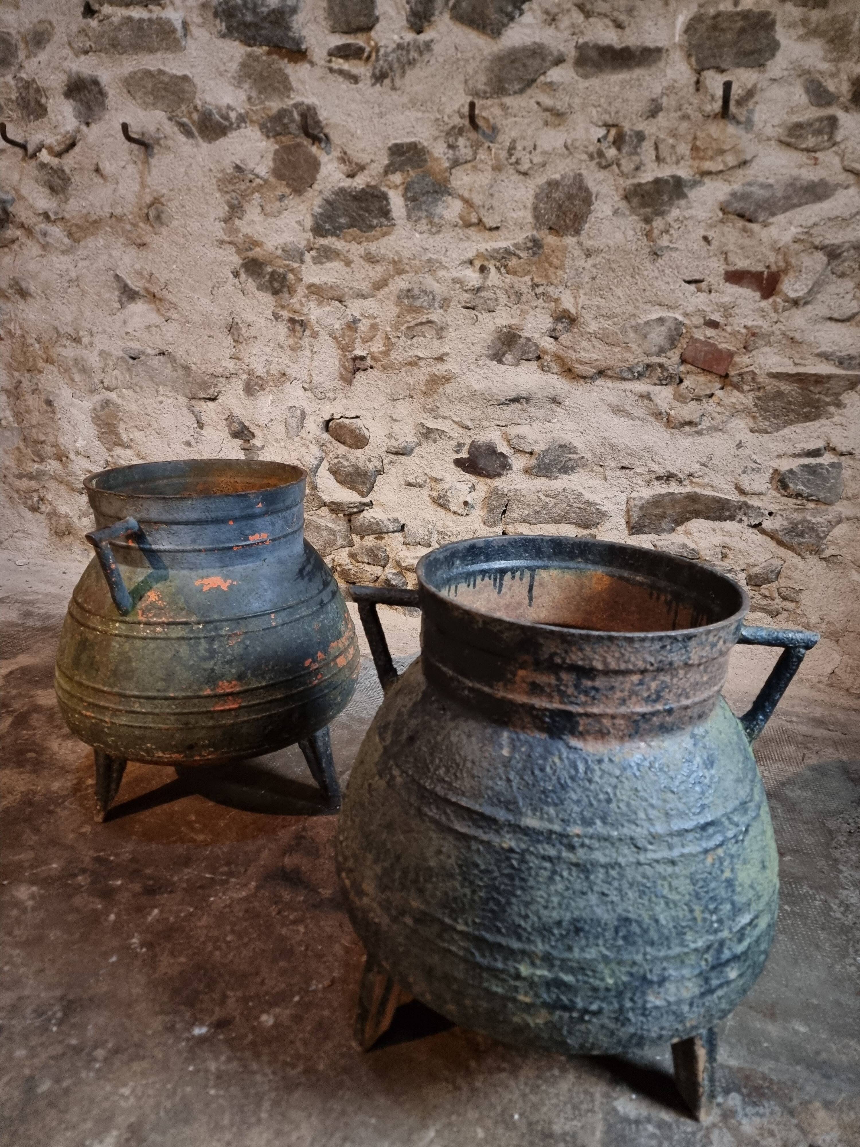 Ensemble d'anciens pots en fonte (chaudrons), France, 1880–1900