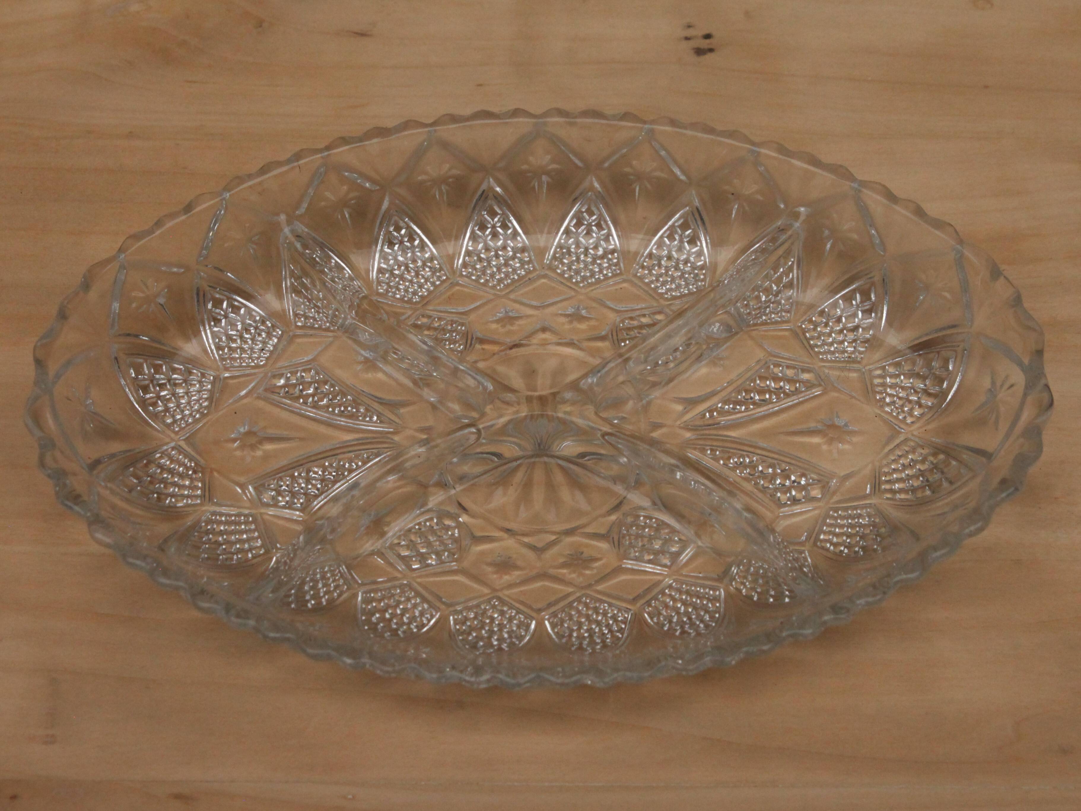 Compartmentalized dish in chiseled glass
