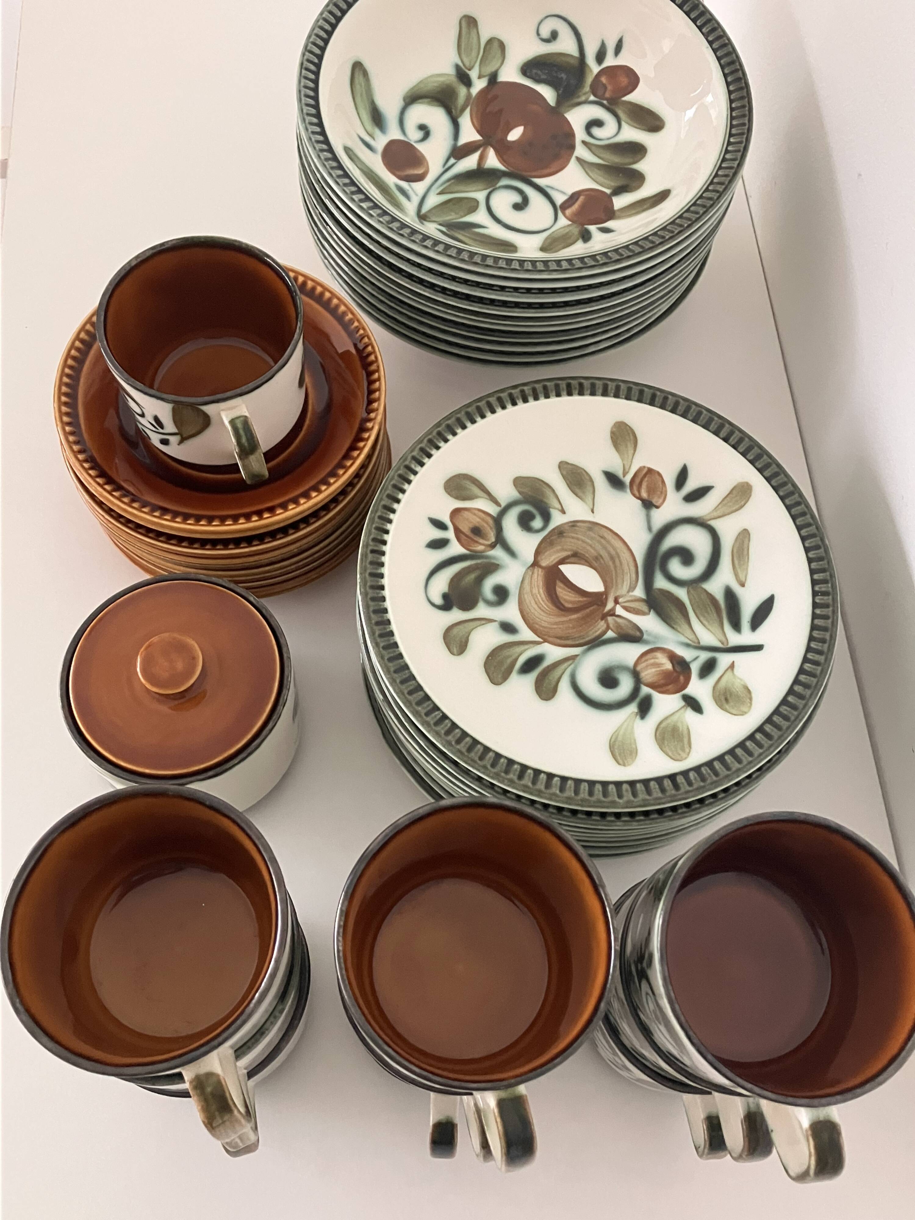 Tableware service plates and cups Argenteuil La Louvière Boch 1960