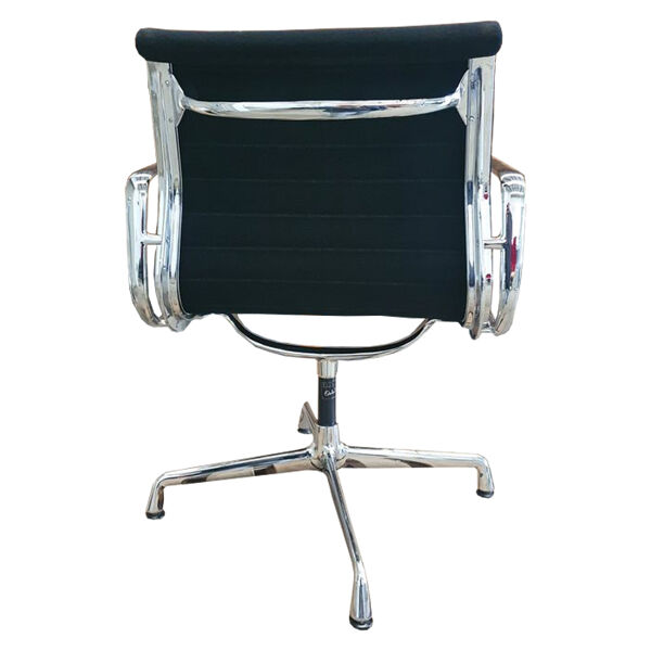 Fauteuil EA 108 de Charles & Ray Eames, Vitra