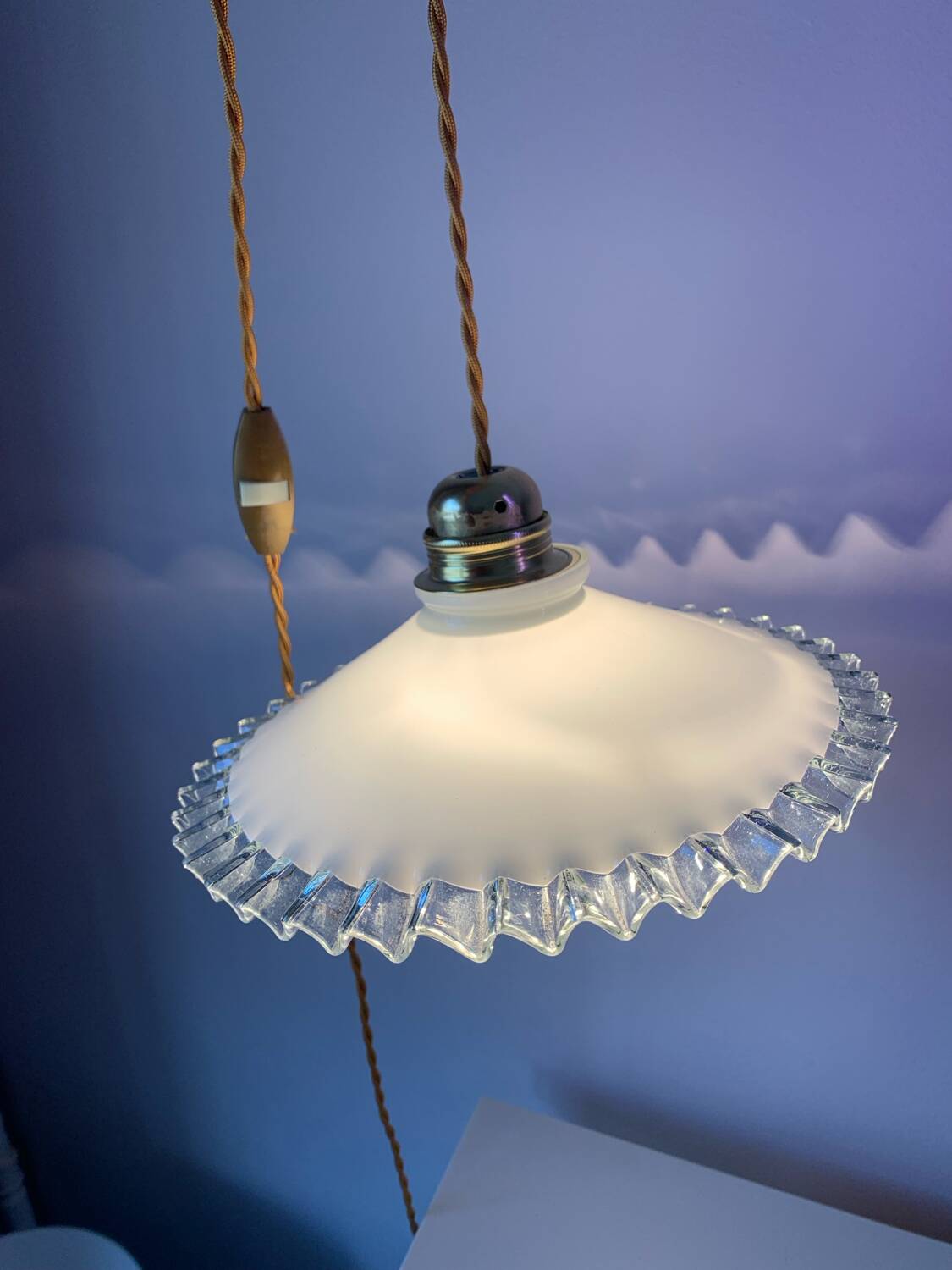 Suspension baladeuse vintage opaline blanche dentelle