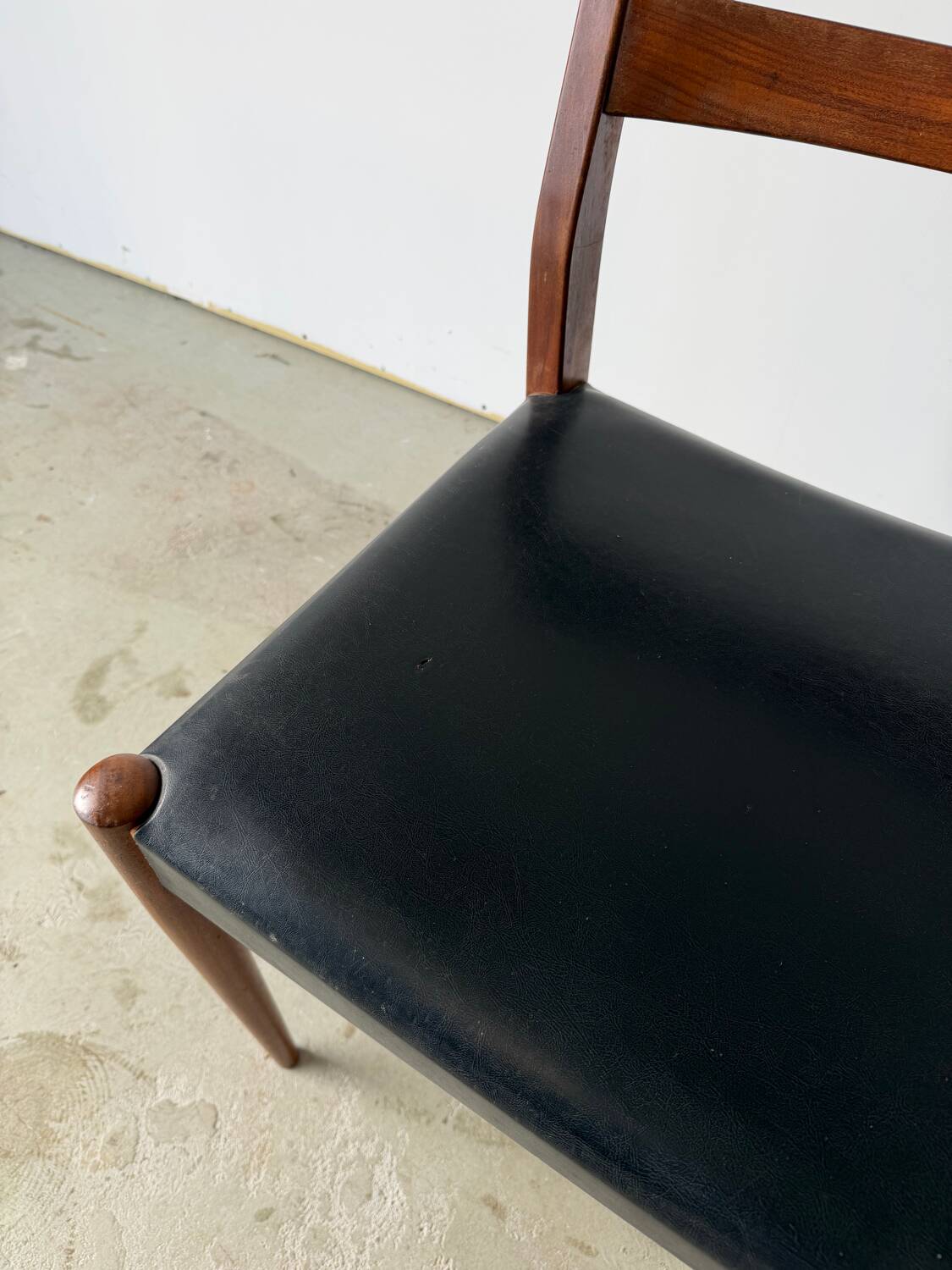 Set of 6 Scandinavian design chairs in solid teak and black Skai.
