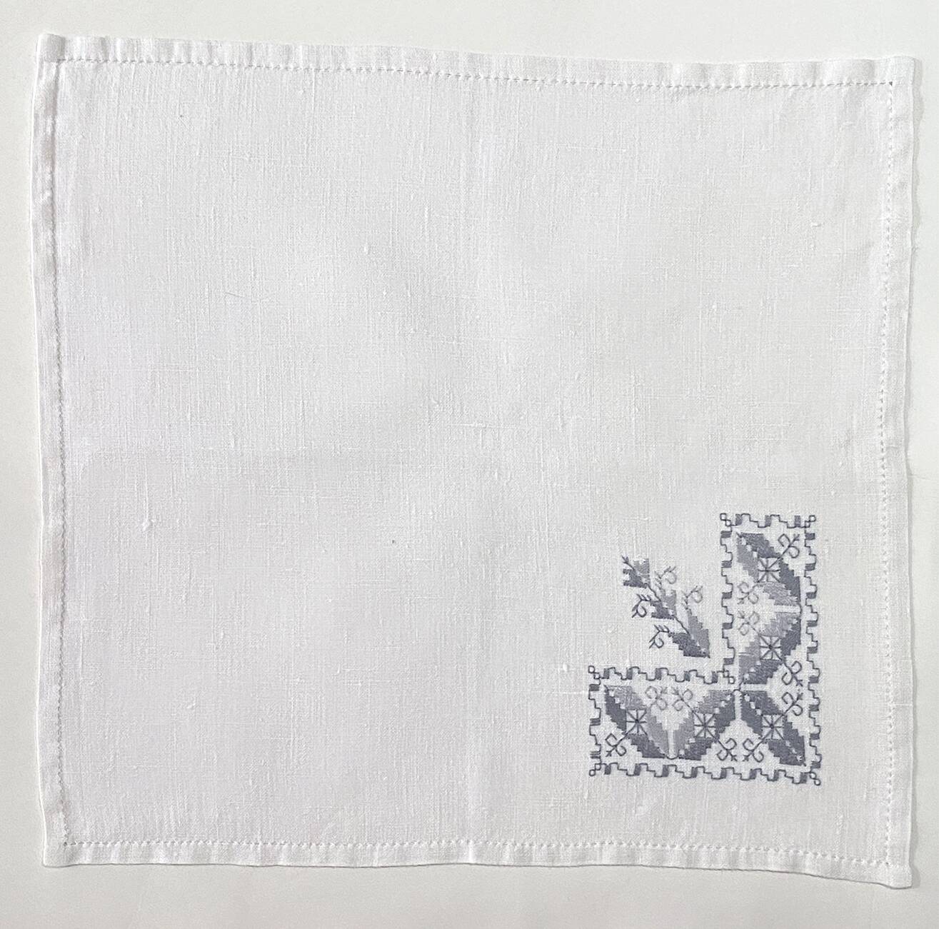 Nappe brodée avec 12 serviettes assorties