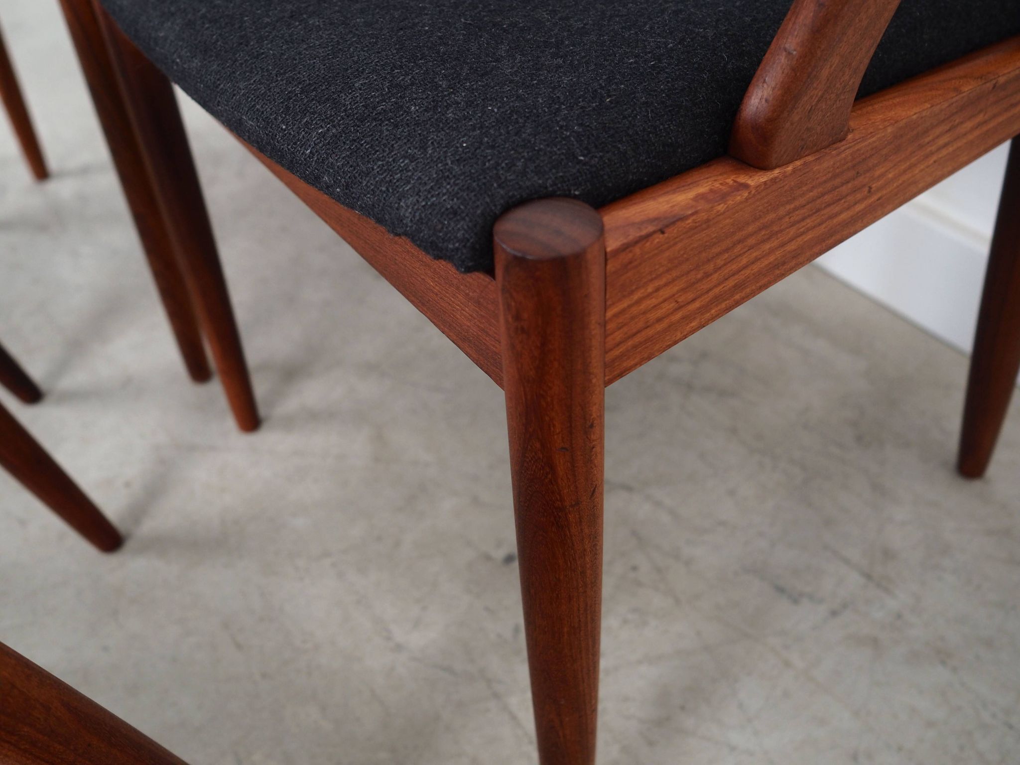 Ensemble de quatre chaises en teck, design danois, années 1970, designer : Kai Kristiansen