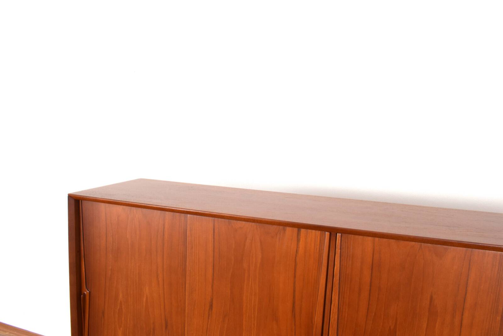 Buffet Haut Mid-Century en Teck Modèle 13 par Gunni Omann pour Omann Jun
