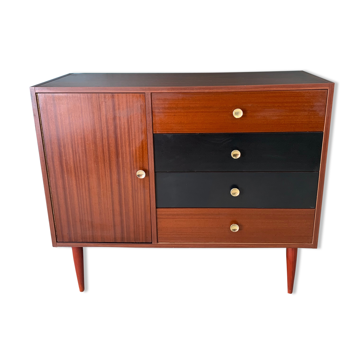 Dresser with tapered feet