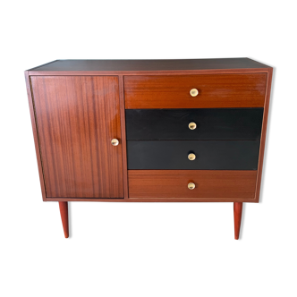 Dresser with tapered feet