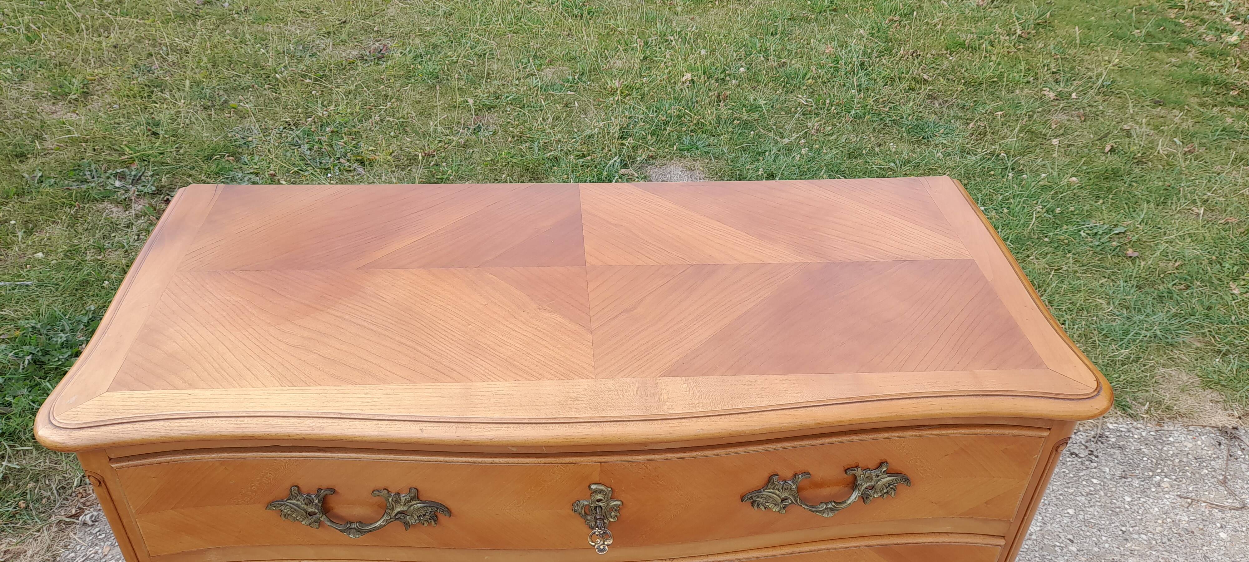 Commode 3 tiroirs teinté merisier style Louis XVI  avec clé