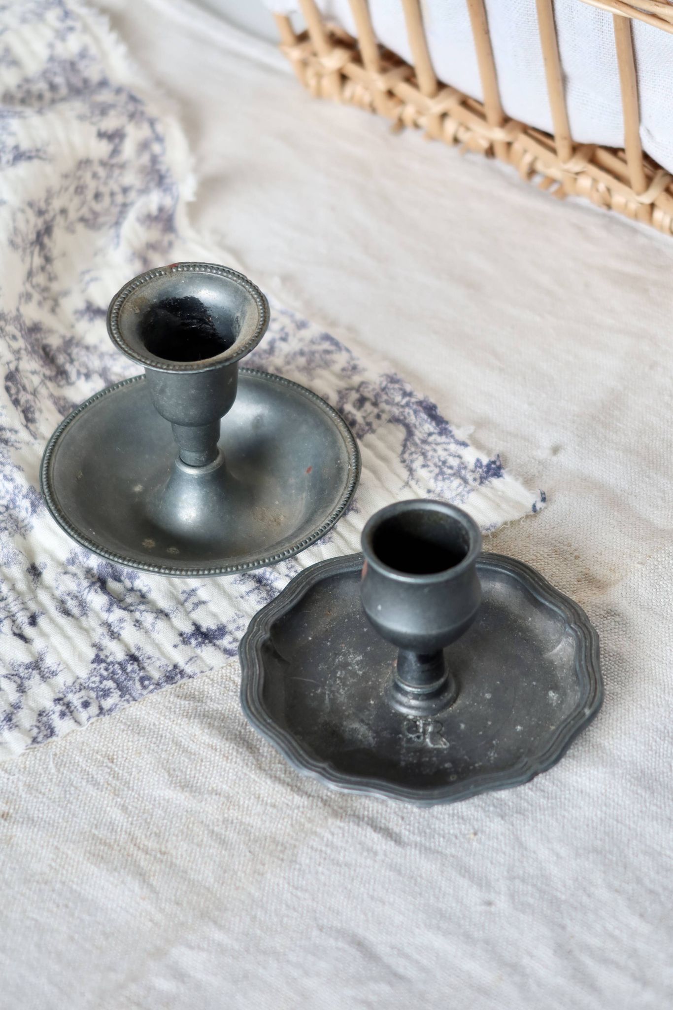 Paire de bougeoirs vintage dépareillés en métal argenté