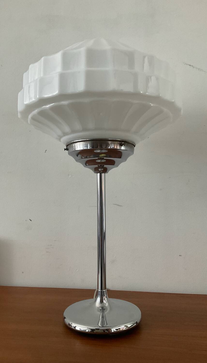 Art Deco lamp in chromed metal and opaline