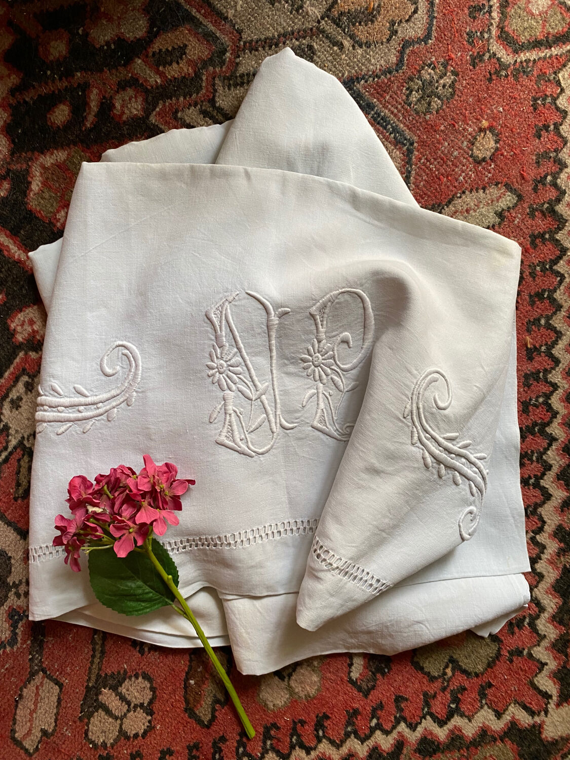 Drap ancien en fil de coton monogramme et brodé .