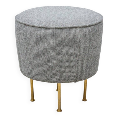 Pouf Modern line de marque Gubi en tissu gris et en laiton