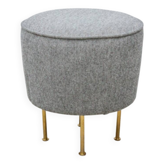 Pouf Modern line de marque Gubi en tissu gris et en laiton