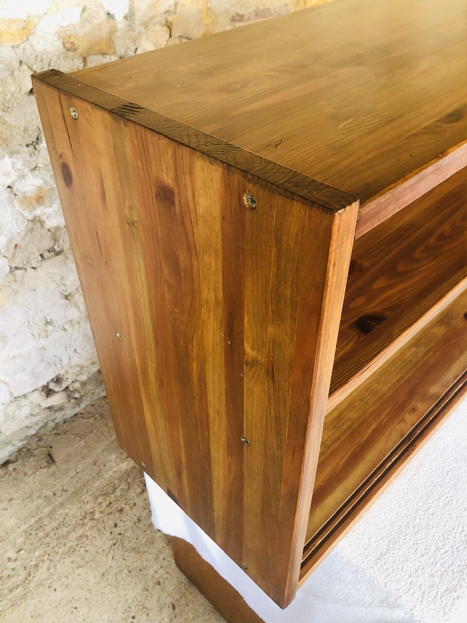 Étagère murale vintage avec portes coulissantes en plexiglass