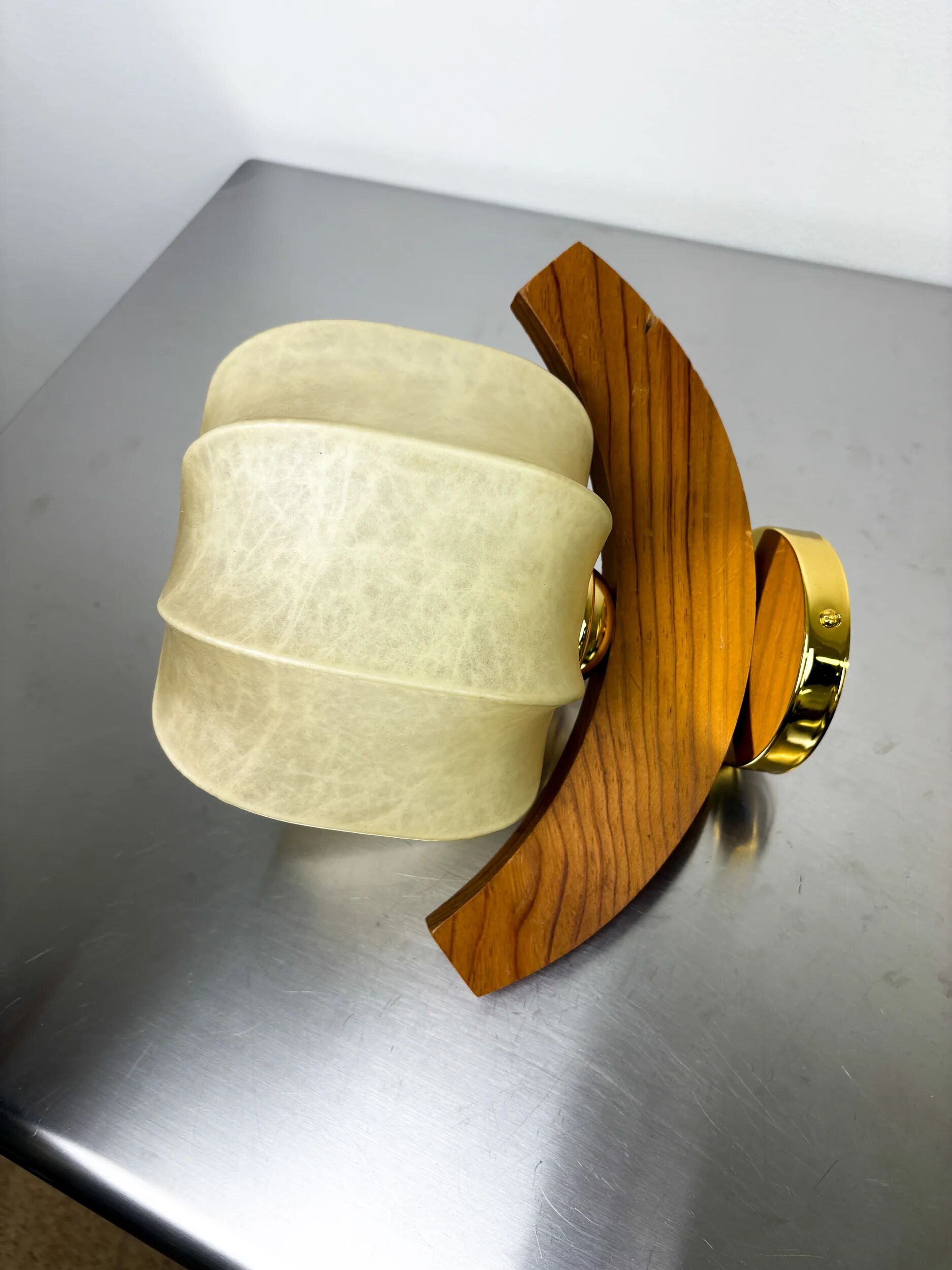 Italian "Cocoon" wall light, resin and pine wood, 1970s
