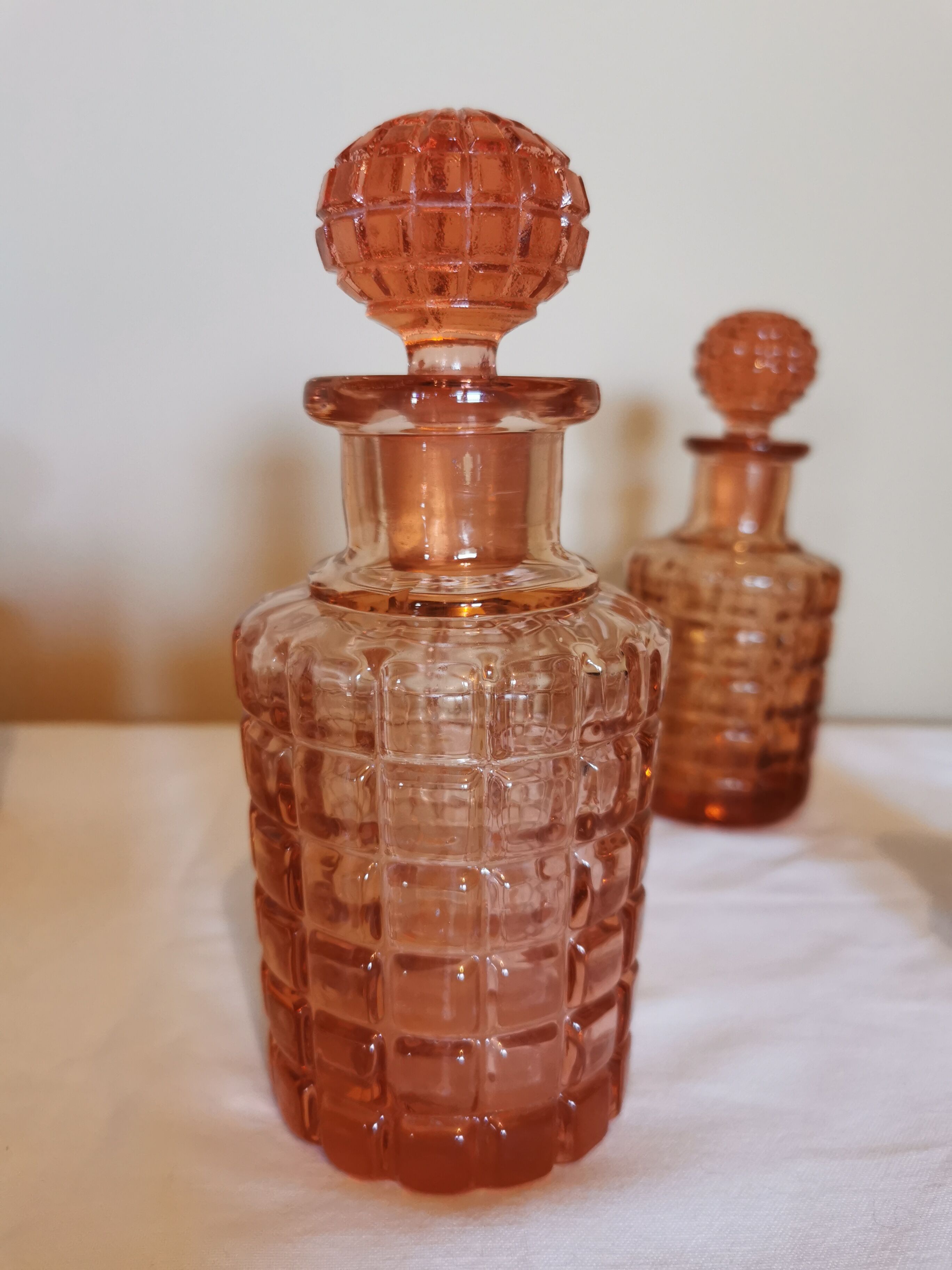 Set of 4 bottles and an art deco box in pink Bayel crystal