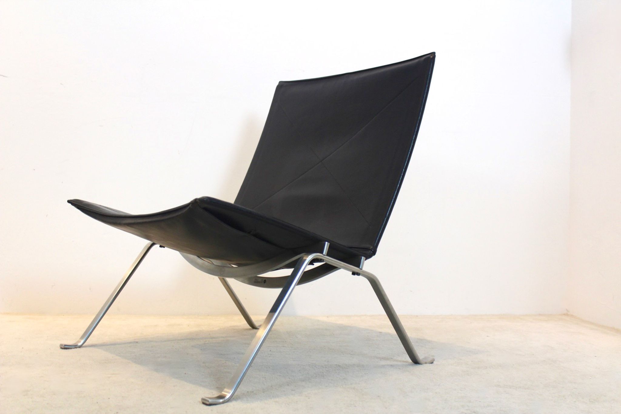 PK22 chair in black leather Poul Kjærholm for Fritz Hansen