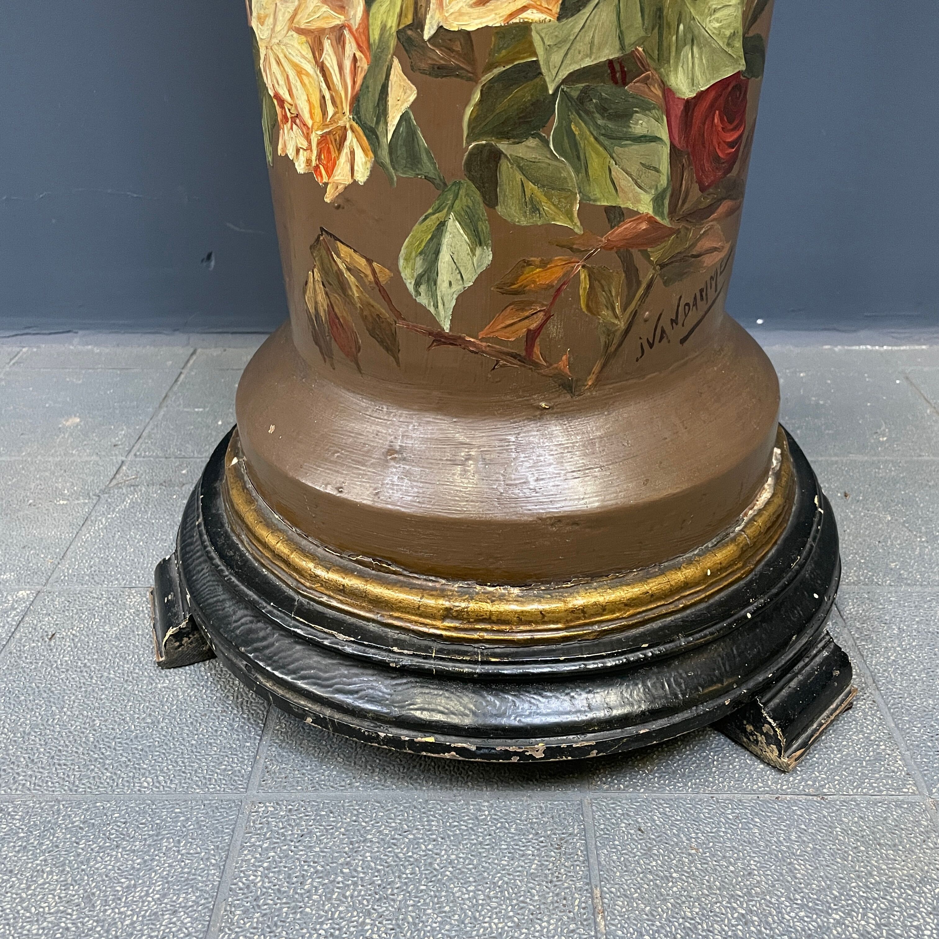 Colonne antique peint avec des fleurs