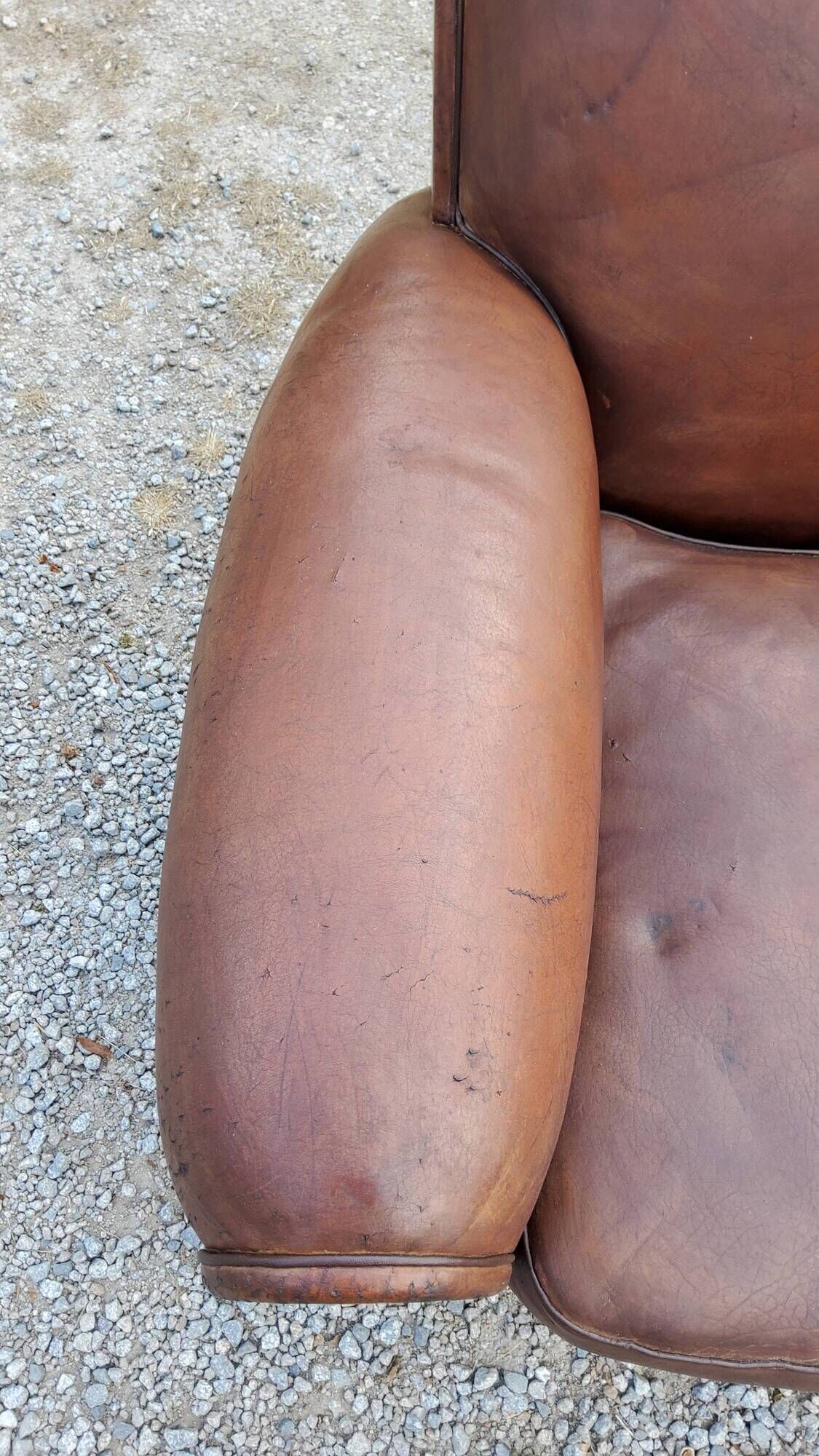 Paire de fauteuils club en cuir brun des années 30