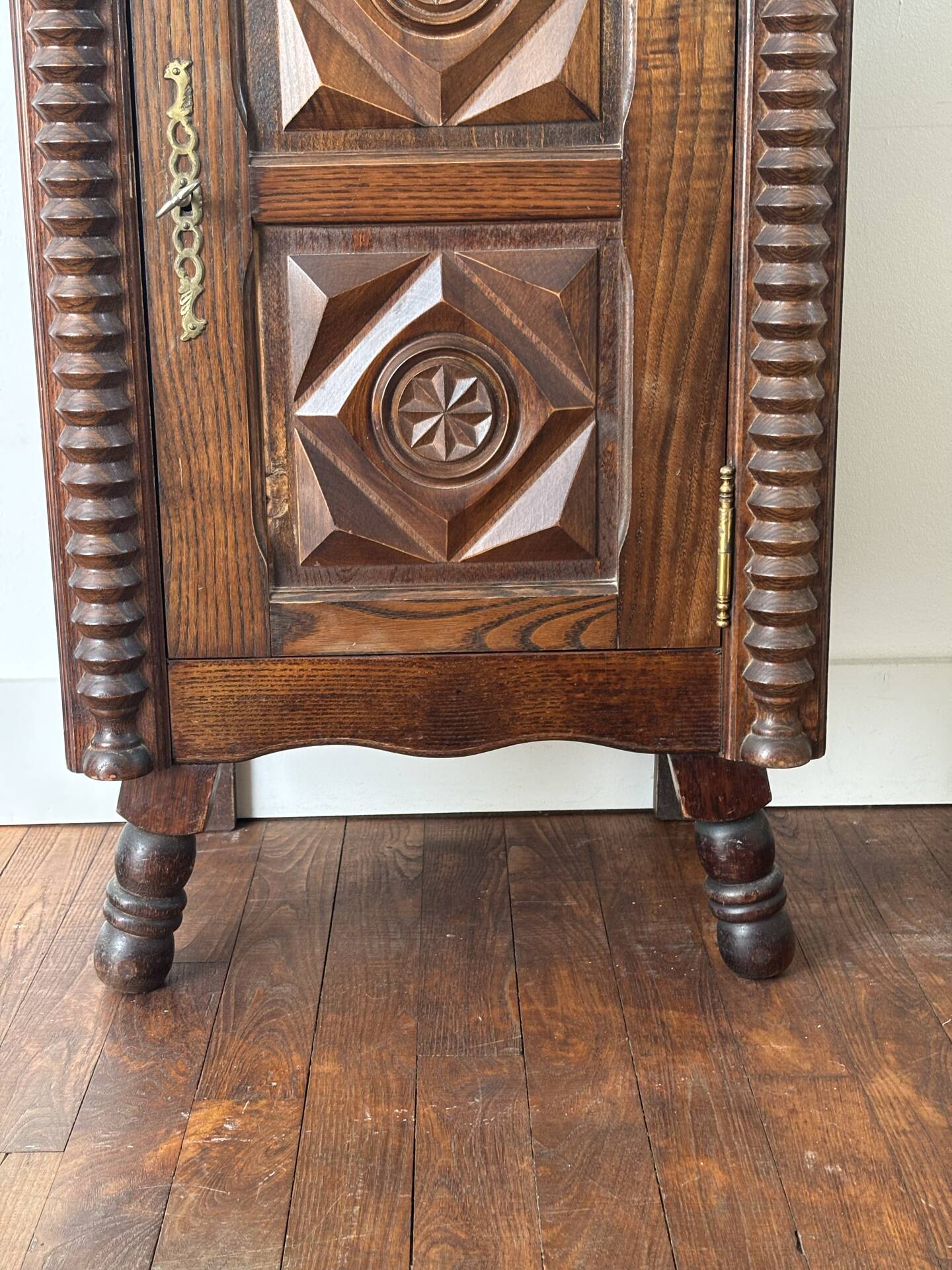 Meuble de rangement neo régionaliste 
