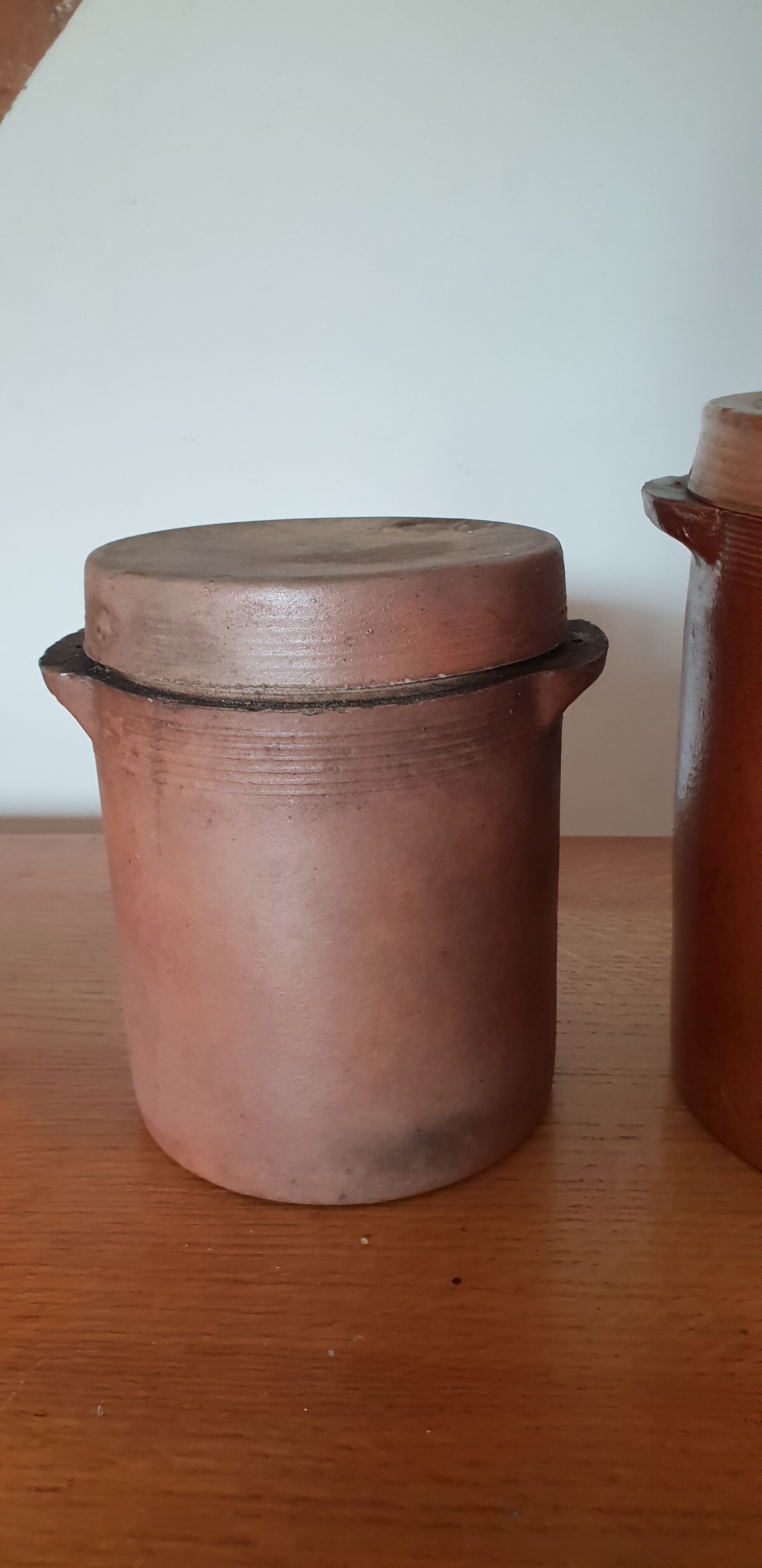 Set of three pots in sandstone