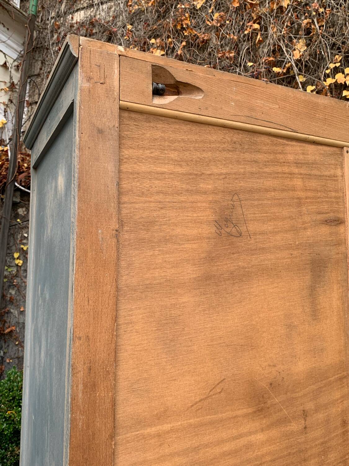 Armoire parisienne ancienne Luterma patine grise bleutée