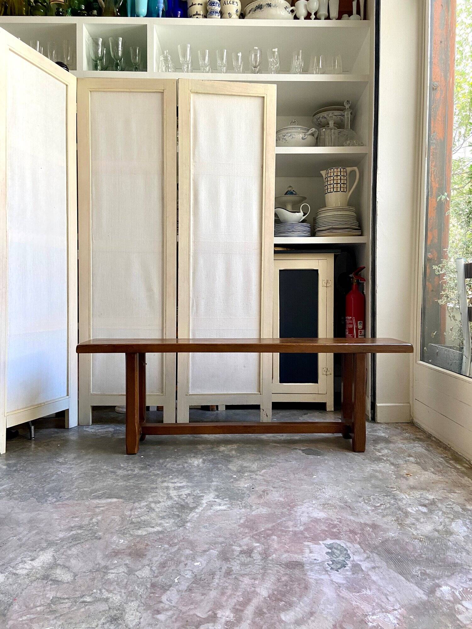 Banc en bois foncé