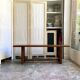 Banc en bois foncé