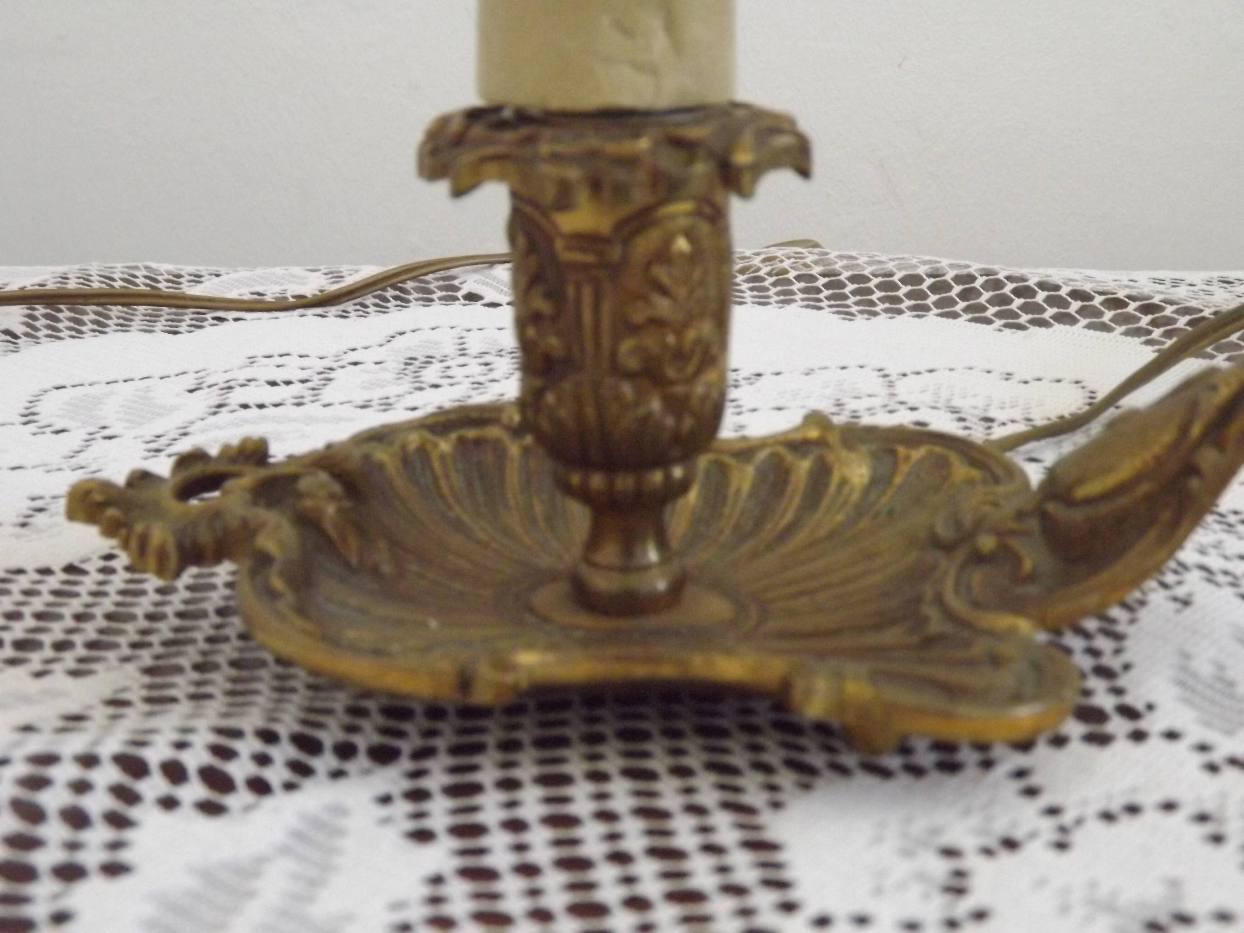 Paire de lampes candélabres vintage en bronze avec abat-jours en tissu plissé, France