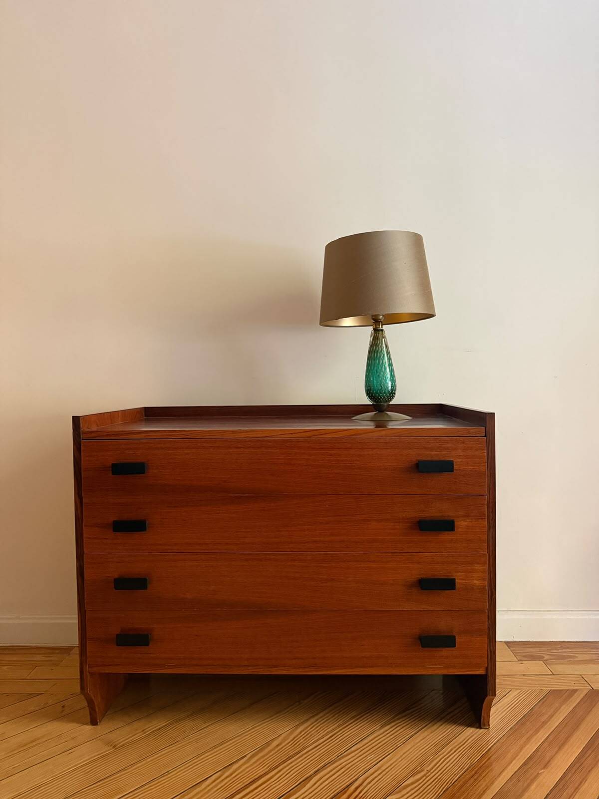Cómoda italienne de Padoue, en bois de noyer. Années 70