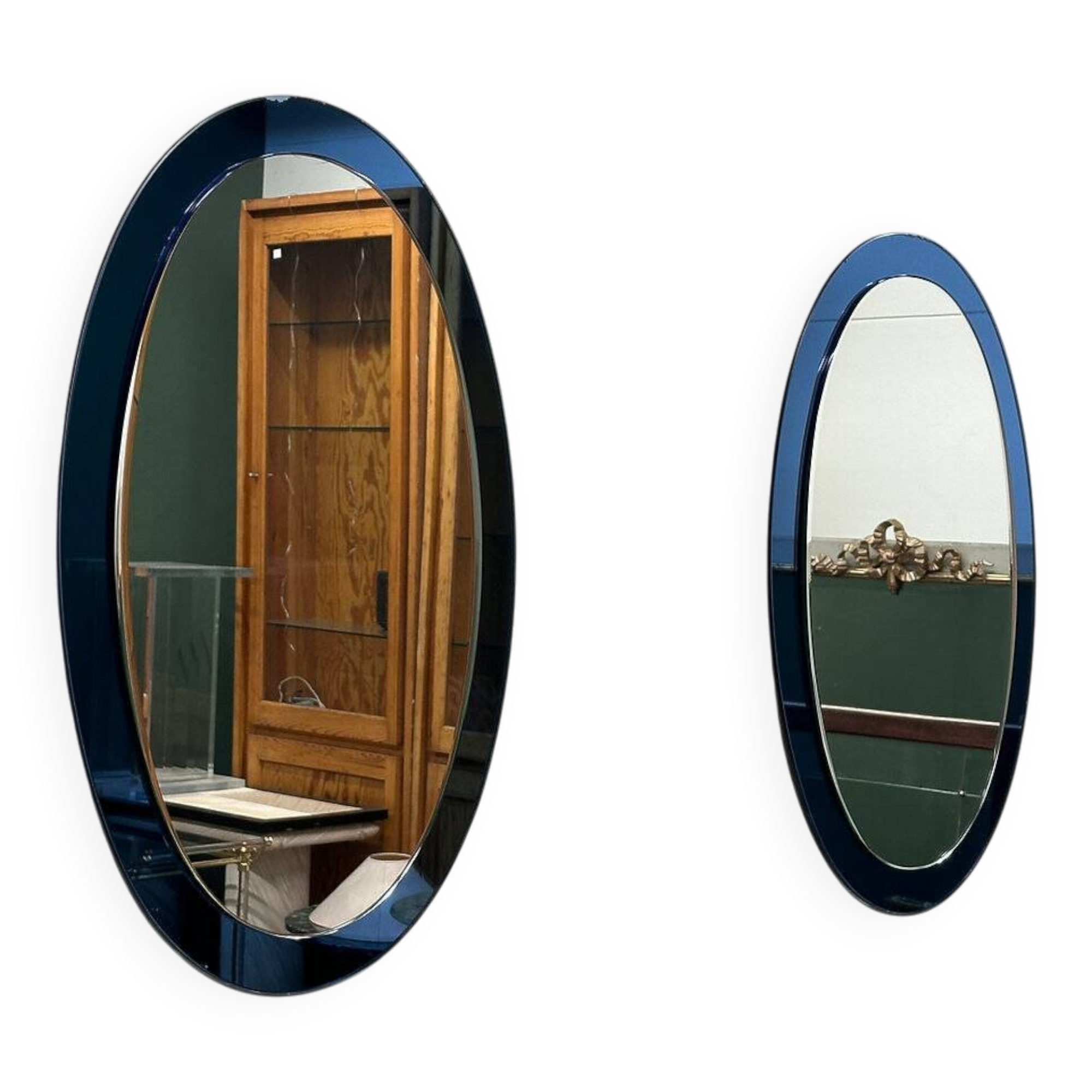 Rare paire de miroirs ovales bleus italiens, attribués à Cristal Arte, années 1970