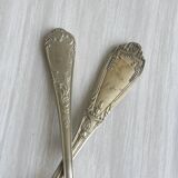 Paire de fourchettes en métal argenté, design orné