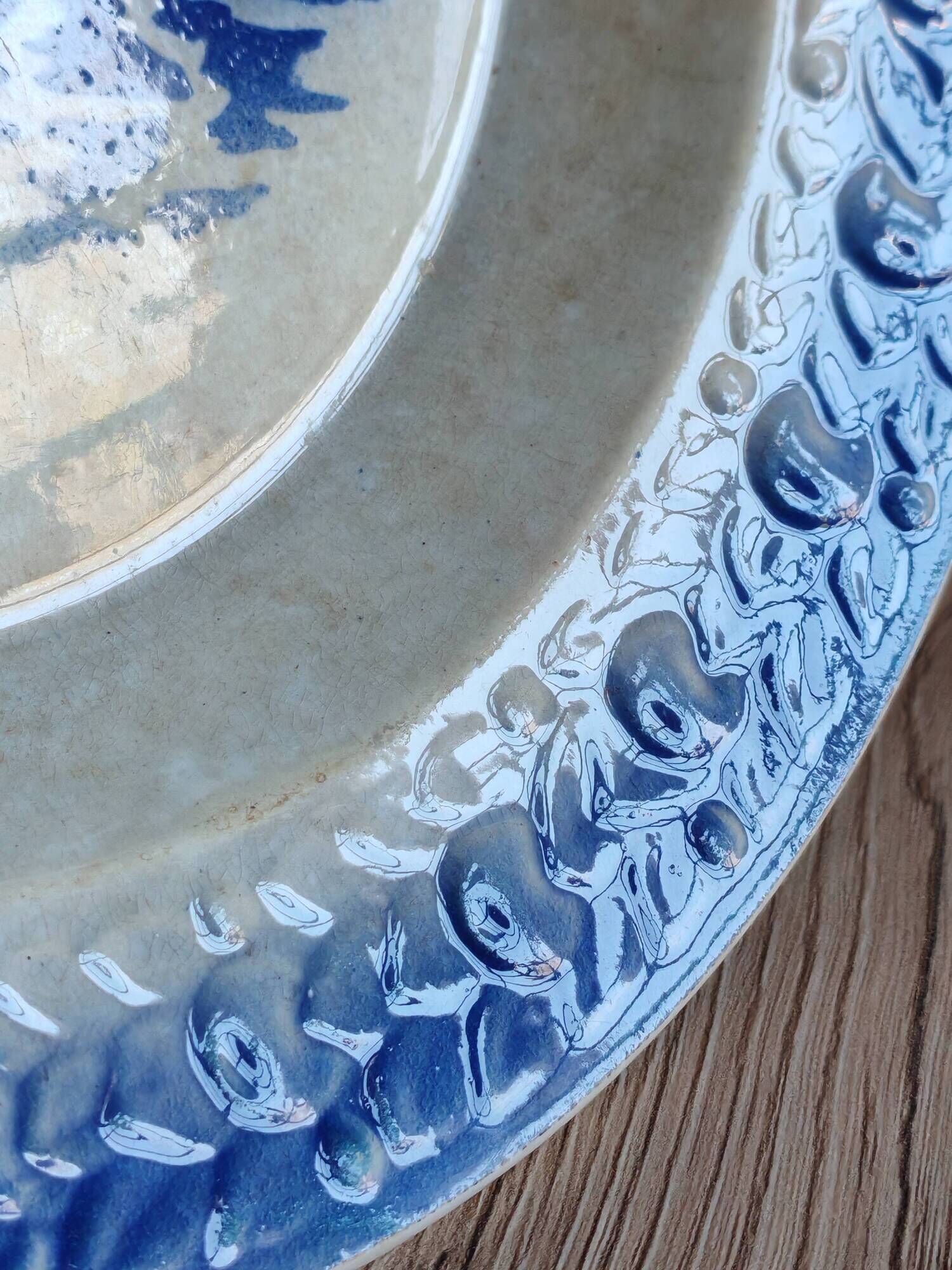 Hollow plate Moulin des Loups Hamage France, blue and white swan decoration.