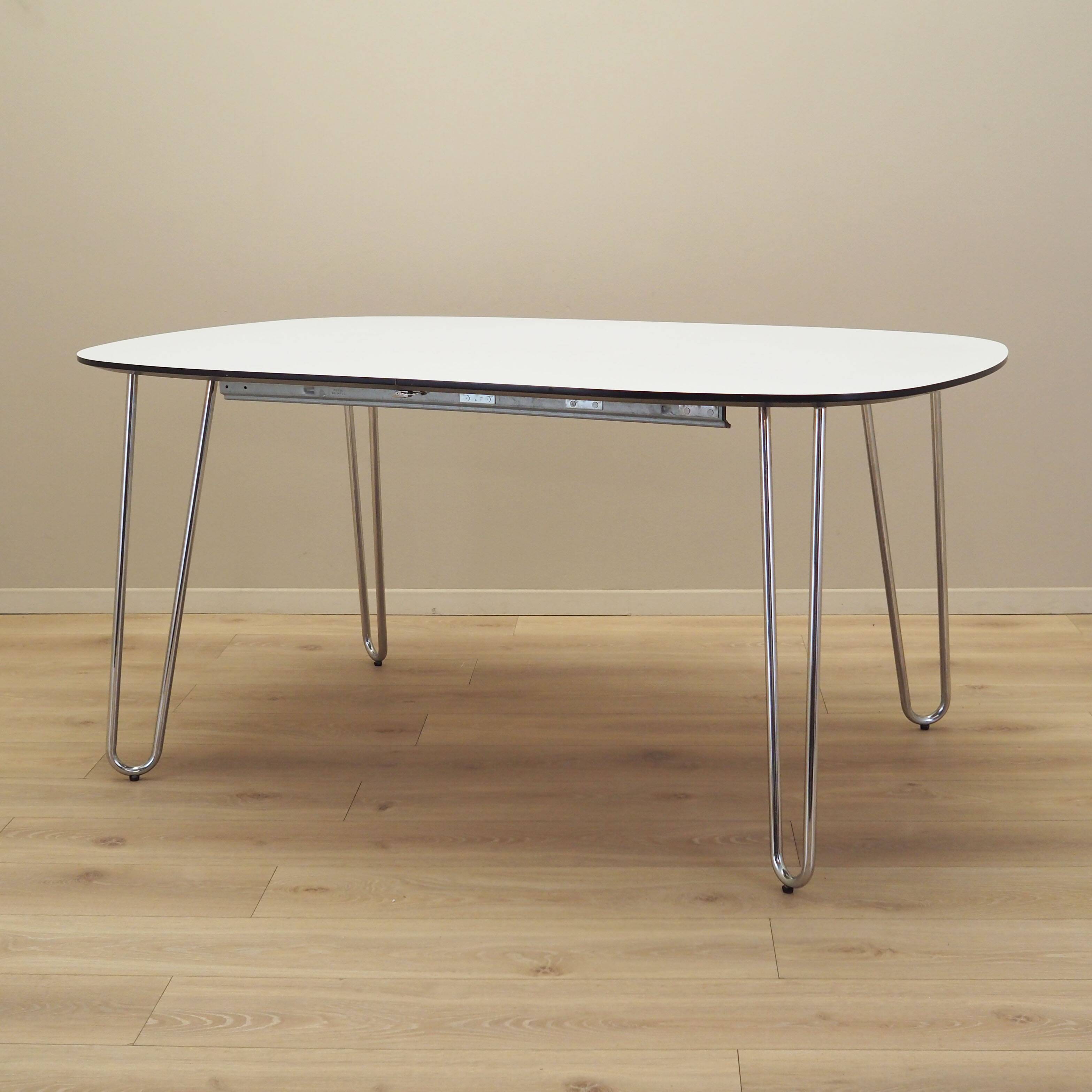 Table blanche, design italien, années 1990, production : Italie