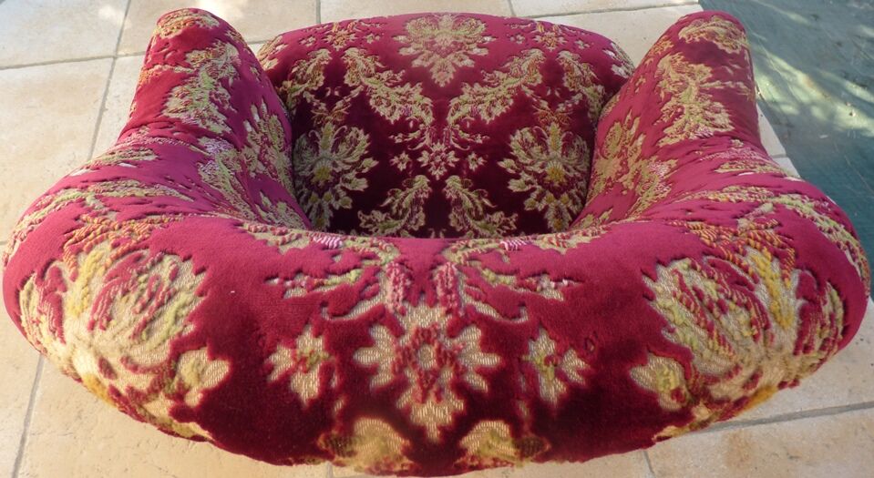 Velvet toad with backrest and firm seat in burgundy red color