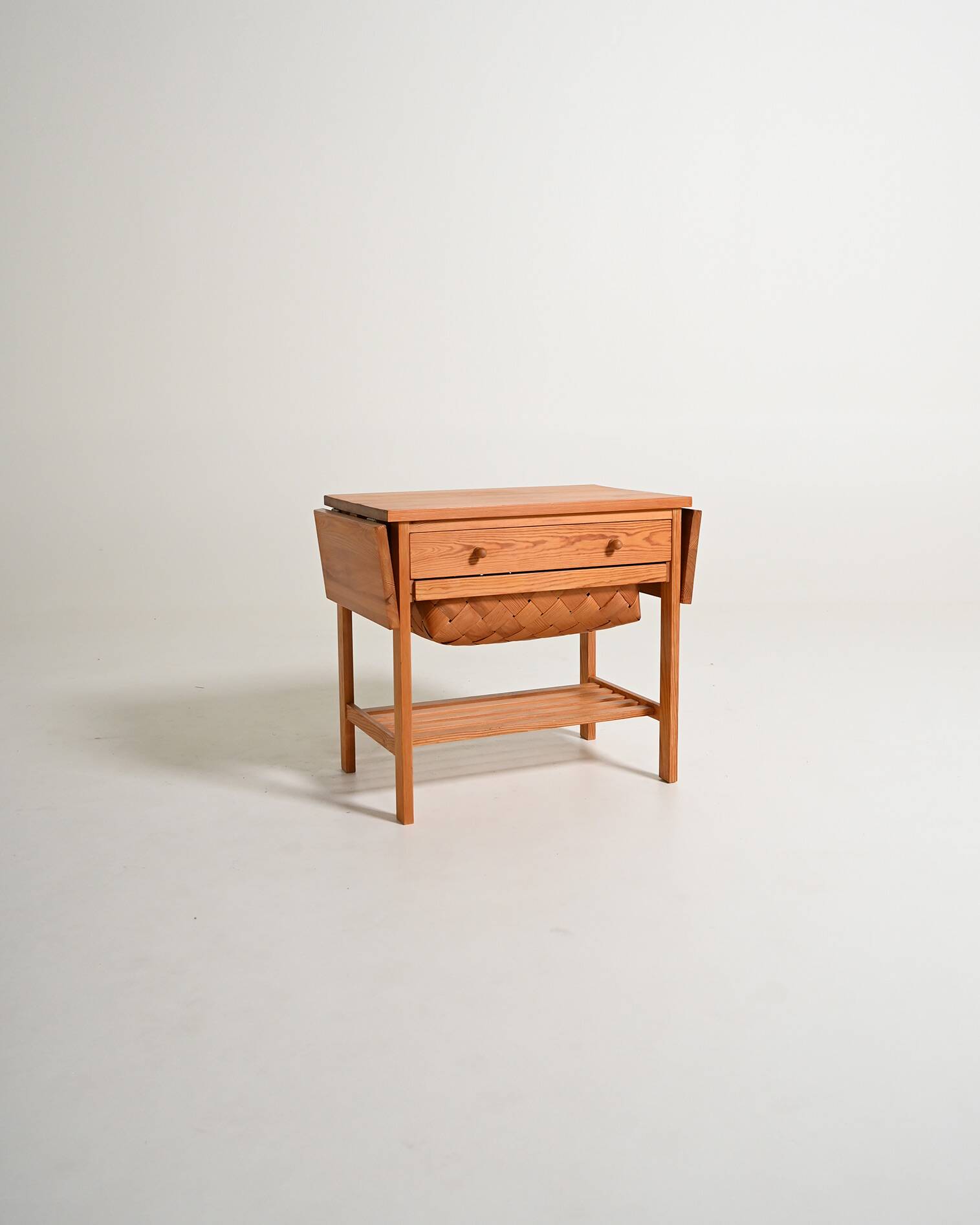 Table d'appoint en pin scandinave, années 1950